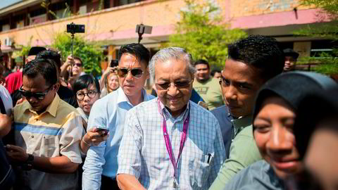 Malaysias tidligere statsminister - og nå opposisjonsleder - Mahathir Mohamad avla stemme under valget tidlig onsdag morgen. Valgdeltakelsen er lavere enn tidligere år, noe den sittende regjeringen sannsynligvis vil tjene på.