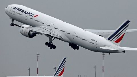 En Air France Boeing 777-300ER tar her av fra Charles-de-Gaulle. Nå blir flere avganger innstilt.