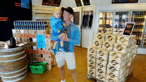En ferierende Sverre Orm Øverland, administrerende direktør i Nøgne Ø, har med seg sønnen Magnus når han er innom ølutsalget i Grimstad for å bunkre. Markedet for håndverksøl faller kraftig og tidene med fantastiske overskudd er over.