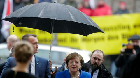 Tysklands statsminister Angela Merkel på vei til sonderinger i Berlin.