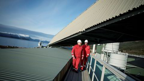 Aluminiumsprodusenten Hydro Husnes skal nå doble produksjonen. Tillitsvalgt Ørjan Normann (til venstre) og fabrikksjef Johan Berg tenker begge på globalt marked og konkurranseevne.