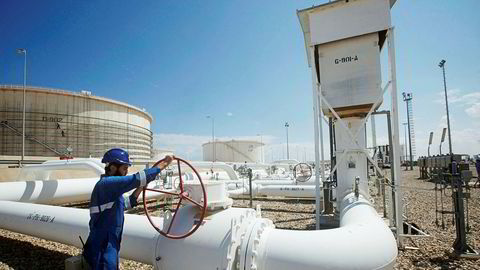 En arbeider inspiserer anlegget på Zawiya oljerafineri , 55 kilometer vest for byen Tripoli i Libya. 22.august, 2013. Illustrasjonsbilde.
