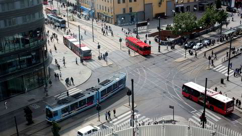 Teknologien det handler om, kalles samvirkende intelligente transportsystemer (C-ITS på engelsk). Den består av systemer som eiere av veinettet kan bruke til å kommunisere digitalt med den enkelte bil eller trafikant, skriver artikkelforfatterne.