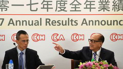 Hong Kongs rikeste mann, Li Ka-shing (89 år, til høyre) overlater styringen av konsernets holdingselskap CK Hutchison til sønnen Victor.