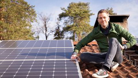 Andreas Thorsheim er en av gründerne bak Otovo. Selskapet skal fylle takene på norske boliger med solcellepanel. Her er han på en bolig i Bærum som nylig har fått installert solcellepaneler. Nå har han og gründerne solgt seg ned etter å ha fått nye eiere.