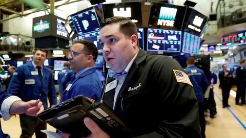 Aksjemegler Joseph Lawler studerer fallende aksjekurser på handlegulvet ved New York Stock Exchange mandag.