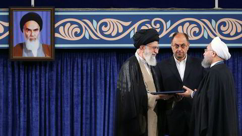Irans øverste leder, Ayatollah Ali Khamenei (t.v.), tar i ed president Hassan Rouhani (t.h).