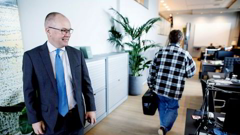 Administrerende direktør Are Slettan i Corporate Communications har nettopp hilst på partner Hans-Wilhelm Steinfeld (med ryggen til) i lokalene til pr-byrået på Tjuvholmen.