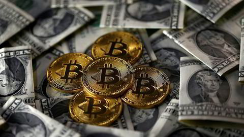 En planlagt splittelse og oppgradering av bitcoin er utsatt. Bitcoin satte en ny prisrekord onsdag kveld, før den falt. Andre digitale valutaer har steget i natt og det er satt en ny rekord for verdien på verdens digitale valutaer.