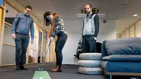 Selskapet Boost AI i Stavanger satser på å doble omsetningen hvert år fremover. Camilla Gjetvik, i midten, Lars Selsås, til høyre og Henry Vaage Iversen, til venstre.
