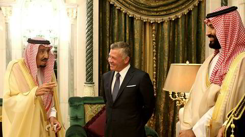 Jordans Kong Abdullah II (i midten) møtte Saudi-Arabias Kong Salman bin Abdulaziz (t.v) og Saudi-Arabias kronprins Mohammed bin Salman (til høyre) i Mekka for å diskutere den økonomiske krisen i Jordan.