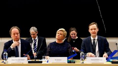 Oslo 01.03.2018 Siv Jensen forklarer seg for Stortingets kontroll og konstitusjonskomité om SSB-saken 1. mars i fjor. I fremste rekke fra venstre Hans Henrik Scheel, Siv Jensen, og Amund Holmsen.