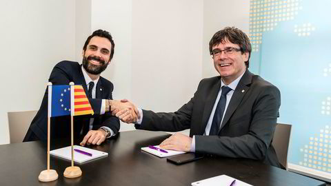 Separatistleder Carles Puigdemont (t.h.) og presidenten i den katalanske regionforsamlingen Roger Torrent (t.v.) fotografert i Brussel onsdag i forrige uke.