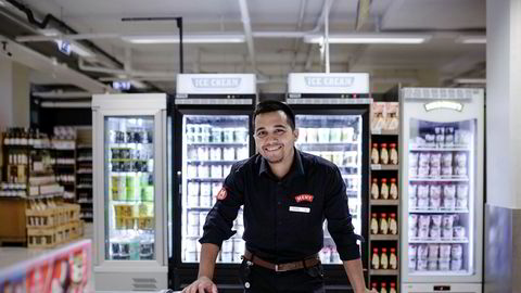 Assisterende butikksjef Luis Antonio Reyes (26) ved Meny Colosseum forteller at de i år har økt salget av is med 35-40 prosent.