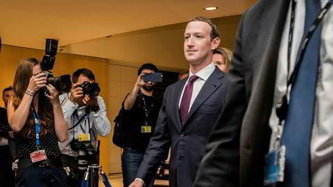 Facebook-gründer Mark Zuckerberg på vei ut etter høringen i EU-parlamentet i Brussel tirsdag.