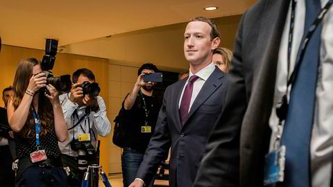 Facebook-gründer Mark Zuckerberg på vei ut etter høringen i EU-parlamentet i Brussel tirsdag.