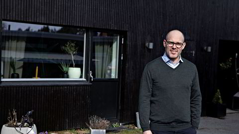 Advokat og bostyrer Kristoffer Aasebø advarer fra sitt hjemmekontor på Høvik utenfor Oslo tingrettene mot å åpne konkurs i selskaper som er blitt illikvide som følge av koronapandemien. – Det har de ikke lov til, mener han.