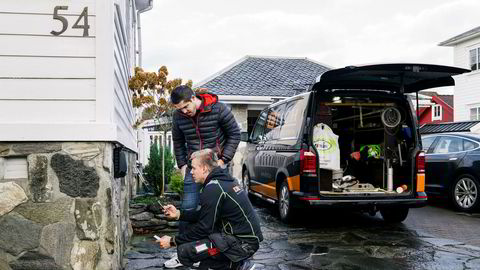 Gründer Jonas Helmikstøl i Easee (til venstre) er sammen med Cato Slettebø fra E-tech som er i gang med å installere nok en lader på et bolighus i Sandnes.