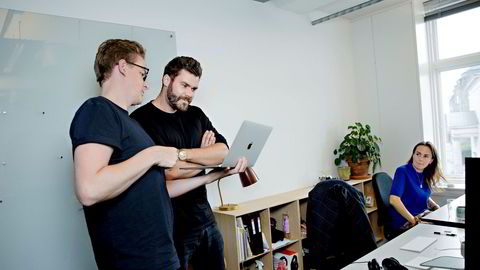 Seriegründer Morten Strunge sammen med Sverre Dueholm (fra venstre) og Eva Lægdsgaard, begge medstiftere av firmaet Podemos. Her fra deres kontorer i København.