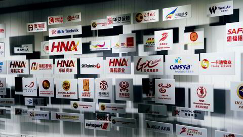 På midten av 1990-tallet kom en ellevill internasjonal oppkjøpsbølge via HNA Group. Her er en samling av logoer ved selskapets museum ved hovedkontoret i Beijing.