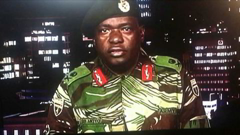 General Sibusiso Moyo kunngjorde på tv onsdag morgen at militæret har overtatt makten og at president Robert Mugabe er pågrepet.
