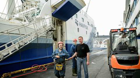 Lerøy-tråleren «Gadus Njord» losser ved kai i Tromsø. Skipper Ove Brennskag med Trålbas Otto Stein Eriksson (til venstre) og fisker Kenneth Daae i bakgrunnen.