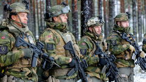 Norske soldater i kamuflasjeuniform og med våpen på øvingsfeltet ved Rena militærleir.