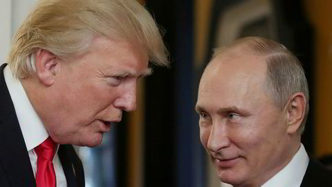 Donald Trump og Vladimir Putin møtes i Helsinki i dag. På bildet hilser de på hverandre under et Apec-møte i november i fjor.