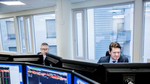 Sjeføkonom Kjetil Olsen og sjefanalytiker Erik Bruce (til venstre) i Nordea Markets følger markedene tett. Foto: Fredrik Bjerknes