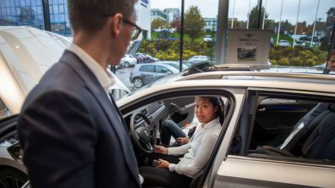 Pr-sjef for Skoda, Morten Moum og produktsjef Sara Persson har stor tro på den ladbare varianten av Skoda Superb.