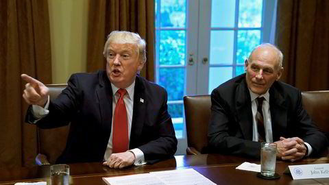 Stabssjef John Kelly (t.h) nekter for å ha kalt president Donald Trump (t.v.) for «idiot» foran ansatte. Bildet er fra oktober.