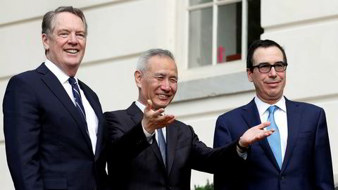 Kinas visestatsminister Liu He under et besøk til Washington for samtaler om handelsavtale, her sammen med to forhandlere fra den amerikanske delegasjonen Robert Lighthizer og Steve Mnuchin.