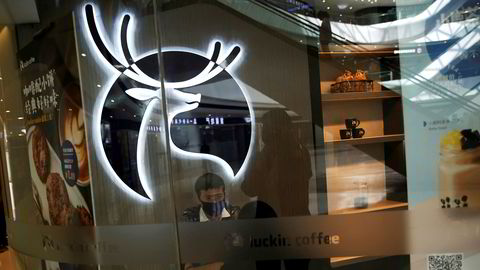 Det tok to år for Luckin Coffee å ha flere utsalg enn Starbucks i Kina. Omsetningen skal ha blitt blåst opp i flere kvartaler. Selskapet er suspendert fra Nasdaq-børsen og under etterforskning.