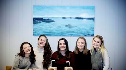 Det begynte som et skoleprosjekt i 2. klasse på Drotningborg videregående skole. Nå har Ecosound-gründerne tatt steget videre og dannet et as. Fra venstre: Julie Espenes, Andrea Haugesten, Mari Benedikte Brødsjømoen, Maria Thoresen og Solveig Javenes Flaa.