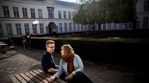 Studentene Heleen Mathys (til høyre) og Jordy Dehaene ved universitetet i Gent snakker ofte om politikk med venner, men opplever sjelden at unge i regionen Flandern ønsker løsrivelse. – Som et delt land blir vi enda mindre i Europa, sier Mathys.