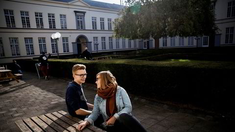 Studentene Heleen Mathys (til høyre) og Jordy Dehaene ved universitetet i Gent snakker ofte om politikk med venner, men opplever sjelden at unge i regionen Flandern ønsker løsrivelse. – Som et delt land blir vi enda mindre i Europa, sier Mathys.