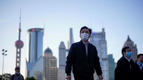 Asia-børsene har startet uken med et nytt, kraftig fall. Heller ikke de kinesiske børsene er immune. I Shanghai har børsen falt mer de siste tre ukene enn den gjorde da koronaviruset rammet Kina i januar.