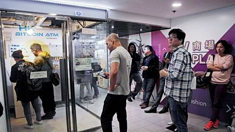 Det absurde med bitcoin-boblen er at det opprinnelige prosjektet om å skape en elektronisk pengeenhet er blitt forvandlet til rendyrket spekulasjon. Her står folk i kø utenfor en bitcoinautomat i Hong Kong fredag.
