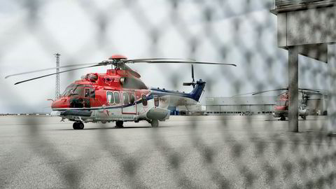 CHCs helikopter EC225 Super Puma av samme type som styrtet utenfor Bergen står på bakken ved Stavanger Lufthavn Sola.