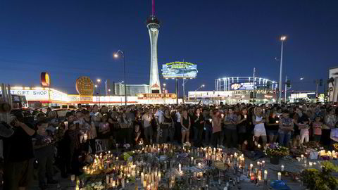 Politiet vet fortsatt ikke motivet bak massedrapene i Las Vegas. På bildet er sørgende samlet på plassen der konserten og drapene fant sted.