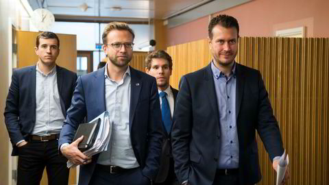 Nikolai Astrup (H) og Helge André Njåstad (Frp) på vei til nye forhandlinger om budsjettet i statsrådssalen på Stortinget tirsdag.