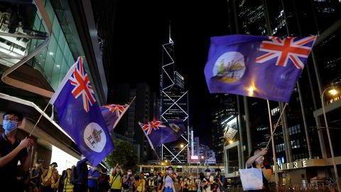 Demonstranter i Hongkong med flagg fra kolonitiden under en protest i forrige uke. Foto: Kin Cheung / AP / NTB scanpix