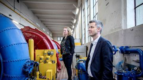 Administrerende direktør i Powel, Trond Straume (til høyre) sammen med direktør for forretningsutvikling i Arendals Fossekompani, Ingunn Ettestøl, møter DN på Bøylefoss kraftstasjon i Froland utenfor Arendal for å fortelle om tidenes storkontrakt.