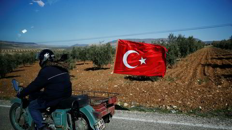 En tyrker ved grensen til Syria viser sin støtte til tyrkiske soldater som kjemper mot kurdere nord i Syria. Tyrkiske myndigheter slår hardt ned på kritikk av militæroffensiven, noe som nå har rammet hele styret i den tyrkiske legeforeningen.