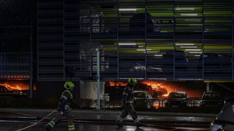 Bilbrannen i parkeringshuset på Stavanger Lufthavn Sola 7. januar gjorde skade på flere hundre biler og brannvesenet jobbet gjennom natten med å slukke.