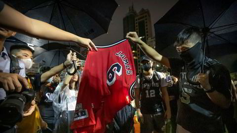Demonstranter i Hongkong har brent trøyer med lagnummeret og navnet til den amerikanske basketballstjernen LeBron James.