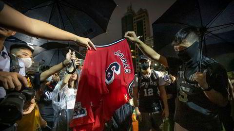 Demonstranter i Hongkong har brent trøyer med lagnummeret og navnet til den amerikanske basketballstjernen LeBron James.