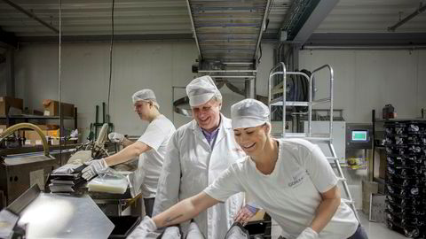 Brødvarer er milliardbutikk for Coop. Her tester fabrikksjef Trond Andersen (i midten) den nye fabrikklinjen ved Gomans Bakeri i Fredrikstad sammen med Sondre Pedersen og Linda Henriksen.