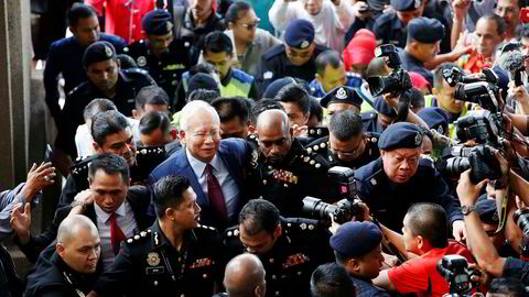 Malaysias tidligere statsminister Najib Razak ble arrestert tirsdag kveld og ble onsdag tiltalt for maktmisbruk og korrupsjon. Han sier han er uskyldig og vil forsvare seg.