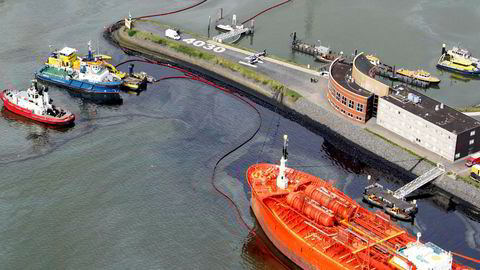217 tonn med tungolje lakk ut i havneområdet i Rotterdam etter at Odfjells tankskip Bow Jubail kolliderte med kaien.